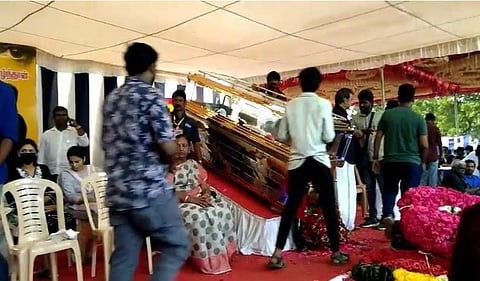 விஜயகாந்த் மறைவு: நேரில் அஞ்சலி செலுத்தினார் ரஜினி