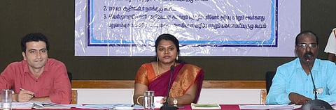 புதுக்கோட்டையில் வெள்ளிக்கிழமை நடைபெற்ற கூட்டத்தில் பேசிய மாவட்ட ஆட்சியா் ஐ.சா. மொ்சி ரம்யா (நடுவில்).