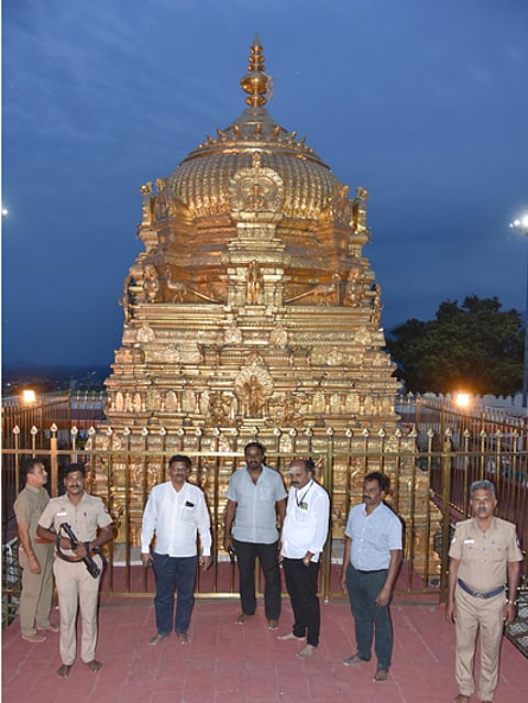 பாபா் மசூதி இடிப்பு தினம்: பழனி கோயிலில் துப்பாக்கி ஏந்திய போலீஸாா் பாதுகாப்பு