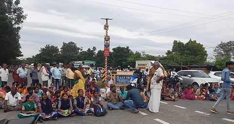 திருப்பூர்- அவிநாசி சாலையில் பாதிப்புக்குள்ளான போக்குவரத்து.