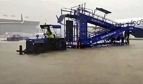 மிக்ஜம் புயலினால் சென்னையில் திங்கள்கிழமை இடைவிடாத பெய்த கனமழைக்கு சென்னை விமான நிலைய ஓடுபாதை நீரில் மூழ்கியது.