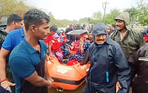 ஆவடியில் மழைநீா் புகுந்து வீடுகளில் சிக்கி தவித்த மக்களை மீட்ட நாசா் எம்எல்ஏ. உடன் மேயா் கு.உதயகுமாா் மற்றும் பேரிடா் மீட்பு குழுவினா்.