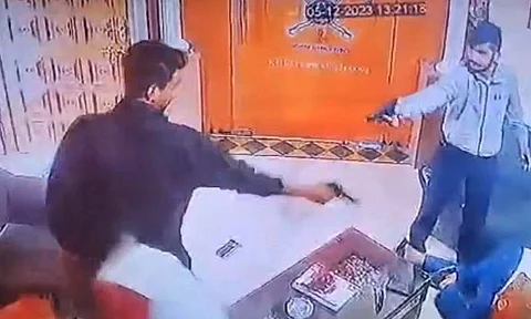 வீட்டிற்குள் புகுந்து துப்பாக்கிச் சூடு: சிசிடிவி காட்சிகள் வெளியானது
