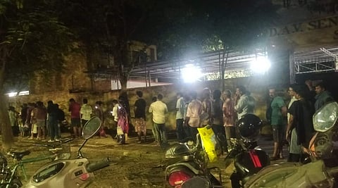 ஆவின் நிலையத்தில் பால் வாங்க 200 மீட்டர் வரை வரிசையில் நிற்கும் மக்கள்.