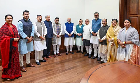 பிரதமா் நரேந்திர மோடி, பாஜக தேசியத் தலைவா் ஜெ.பி.நட்டா ஆகியோரை புதன்கிழமை சந்தித்த எம்.பி. பதவியை ராஜிநாமா செய்தவா்கள்.