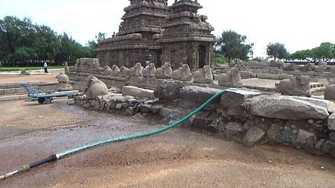 மழைநீரால் சூழப்பட்ட மாமல்லபுரம் கடற்கரை கோயில்.