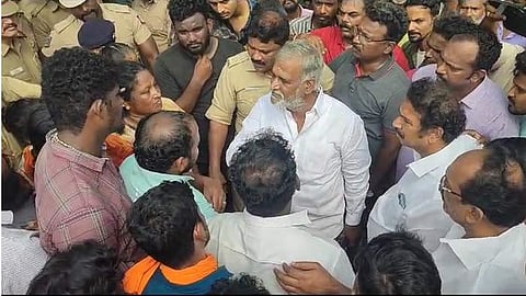 அமைச்சர் சேகர்பாபு முற்றுகையிட்டு போராட்டத்தில் ஈடுபட்ட தண்டையார்பேட்டை பகுதி மக்கள்.