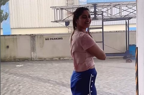 மிக்ஜம் புயல் மழைச்சாரலில் ஷிவானி நாராயணன்: வைரல் விடியோ!