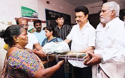 சென்னை மாநகராட்சி சூளை கண்ணப்பர் திடலில் உள்ள சமுதாய நலக்கூடத்தில் புயலால் பாதிக்கப்பட்ட மக்களுக்கு தேவையான உதவிகளை செவ்வாய்க்கிழமை வழங்கிய முதல்வர் மு.க.ஸ்டாலின்.