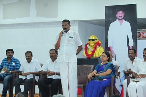 ஆலோசனைக் கூட்டத்தில் பேசுகிறாா் தெற்கு மாவட்ட திமுக பொறுப்பாளா் வே.ஜெயபாலன்.