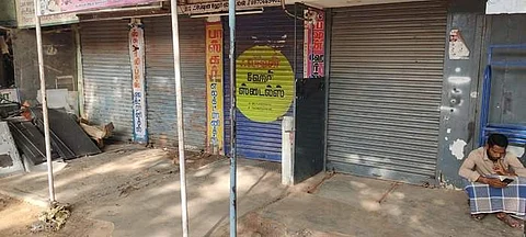 ருநெல்வேலி மேலப்பாளையத்தில் ஆயிரத்திற்கும் மேற்பட்ட கடைகள் அடைக்கப்பட்டுள்ளன.