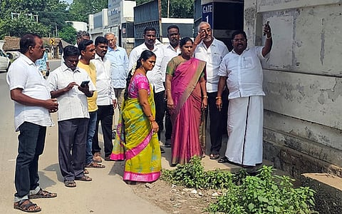 மழைநீா் கால்வாய்களில் அடைப்பு: எம்எல்ஏ ஆய்வு