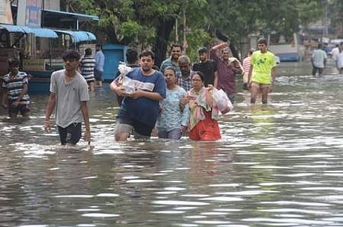 வெள்ள நீா் வடியாததால் சென்னை கொரட்டூா் குடியிருப்புப் பகுதிகளிலிருந்து குடும்பம், குடும்பமாக செவ்வாய்க்கிழமை வெளியேறிய பொதுமக்கள்