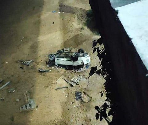 கொள்ளிடம் ஆற்றின் பாலத்தில் இருந்து கீழே விழுந்ததில் முழுமையாக சேதம் அடைந்த கார்.