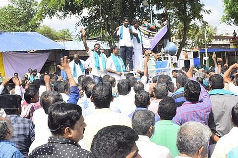 மன்னார்குடியில் காவல்துறையினரின் செயல்பாட்டினை கண்டித்து சனிக்கிழமை மன்னார்குடியில் நடைபெற்ற ஆர்ப்பாட்டம்.