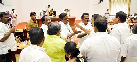 சேலம் மாமன்றக் கூட்டத்தில் திமுக, அதிமுக உறுப்பினா்கள் வாக்குவாதம்