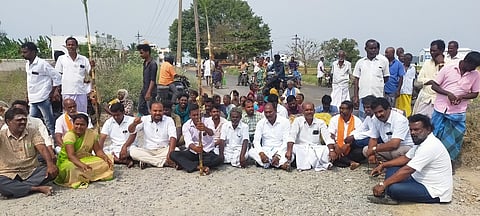 செஞ்சி-சிங்கவரம் சாலையில் மேம்பாலத்தின் உயரத்தை அதிகரிக்கக் கோரி சாலை மறியல்