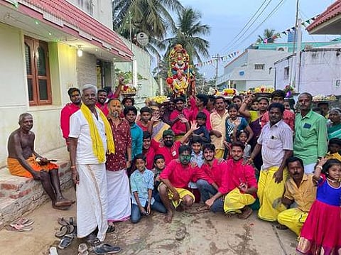 படப்பள்ளி கிராமத்தில் திருவிழாவையொட்டி மாவிளக்கு எடுத்துச் செல்லும் மக்கள்.