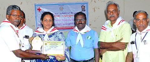 பெரம்பலூரில் புதன்கிழமை நடைபெற்ற விழாவில் நற்சான்றிதழ் வழங்கிய கோட்டாட்சியா் ச. நிறைமதி. உடன், (இடமிருந்து) மாவட்ட தொடக்கக் கல்வி அலுவலா் அண்ணாதுரை, செஞ்சிலுவை சங்க மாவட்ட கௌரவச் செயலா் நா. ஜெயராமன்,