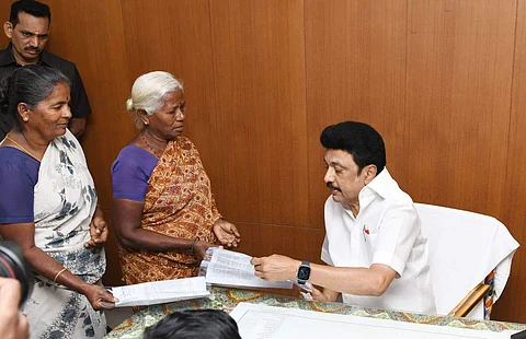 ஓமலூர் வட்டாட்சியர் அலுவலகத்தில் முதல்வர் திடீர் ஆய்வு!