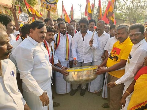 முரசு கொட்டி வாக்குச் சேகரித்த விஜயபிரபாகரன்!