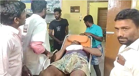 கை, தலை உள்ளிட்ட இடங்களில் வெட்டு காயங்களுடன் ரத்த வெள்ளத்தில் கொண்டுவரப்பட்ட மீனவர்