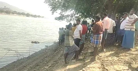தமிழக மீனவர்கள் மீது கர்நாடக வனத்துறை துப்பாக்கிச் சூடு; ஒருவர் பலி: போக்குவரத்து நிறுத்தம்