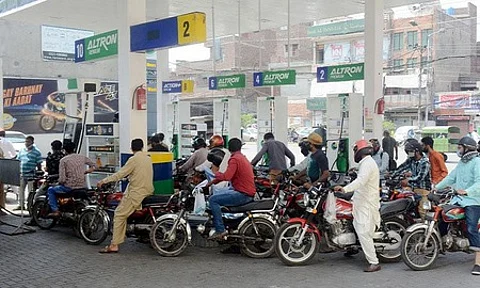 பாகிஸ்தான்: உச்சத்தை தொட்ட பெட்ரோல் விலை