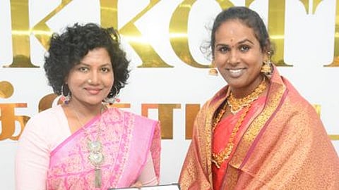 கிராமிய நடனக் கலைஞா் திருநங்கை க. வா்ஷாவுக்கு கலை வளா்மணி விருதை வழங்கிய புதுகை மாவட்ட ஆட்சியா் கவிதா ராமு.