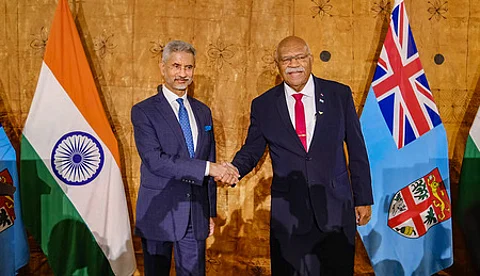 ஃபிஜி தலைநகா் சுவாவில் அந்நாட்டு பிரதமா் ரபுக்காவை வியாழக்கிழமை சந்தித்துப் பேசிய வெளியுறவுத் துறை அமைச்சா் எஸ்.ஜெய்சங்கா்.