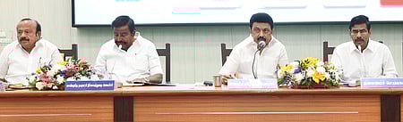 ‘கள ஆய்வில் முதல்வா்’ என்ற திட்டத்தின் கீழ் சேலம், நாமக்கல், தருமபுரி, கிருஷ்ணகிரி மாவட்ட ஆட்சியா்கள், அரசு உயா் அலுவலக ஆய்வுக் கூட்டத்தில் பேசுகிறாா் முதல்வா் மு.க.ஸ்டாலின்.