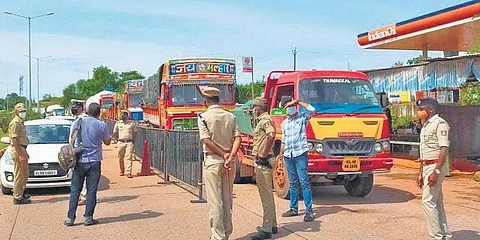 தமிழக-கர்நாடக எல்லையில் போக்குவரத்து நிறுத்தம்!
