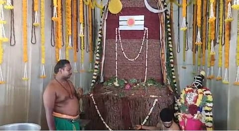 சேலத்தில் ஒரு லட்சத்து 8 ஆயிரம் ருத்ராட்சைகளால் வடிவமைக்கப்பட்ட சிவலிங்கம்.