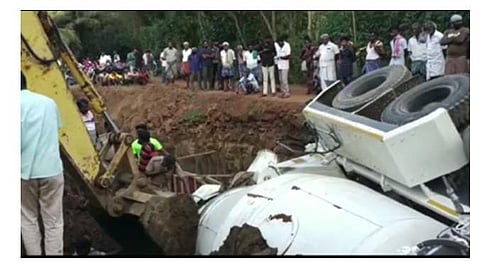 திருவிடைமருதூர் அருகே கவிழ்ந்த கலவை எந்திரம்.