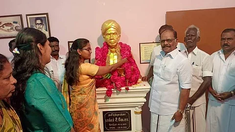 வலங்கைமான் அருகே உத்தமதானபுரத்தில் உள்ள உ.வே.சா நினைவு இல்லத்தில் அவரது பிறந்தநாளையொட்டி அவரது திருவுருவச் சிலைக்கு மாலையணிவித்தார் திருவாரூர் மாவட்ட ஆட்சியர் சாருஸ்ரீ.