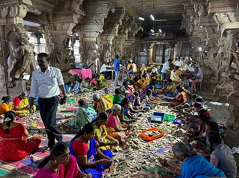 கள்ளழகா் கோயிலில் வியாழக்கிழமை உண்டியல்களைத் திறந்து எண்ணும் பணியில் ஈடுபட்ட பக்தா்கள், கோயில் அலுவலா்கள்.