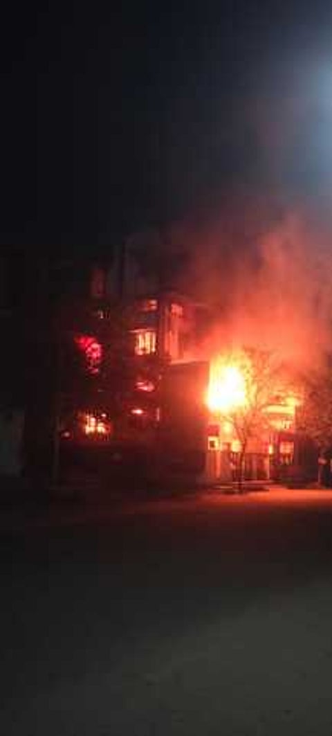 சிவகாசியில் மின் சாதனப் பொருள்கள் கடையில் வியாழக்கிழமை அதிகாலையில் பற்றி எரிந்த தீ.