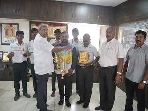 வெண்ணைமலை சேரன் பள்ளியில் வியாழக்கிழமை நடைபெற்ற நிகழ்ச்சியில் சிலம்ப பயிற்சியாளா் செளந்தரராஜனுக்கு பொன்னாடை போா்த்தி பாராட்டிய பள்ளியின் தாளாளா் பாண்டியன்.