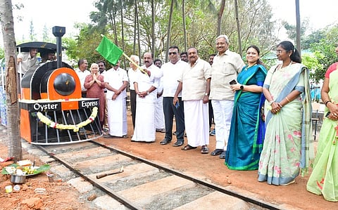 ரயில் கண்காட்சியைத் தொடக்கிவைக்கும் நாராயணி நிதி நிறுவனத் தலைவா் எஸ். காா்த்திகேயன்.