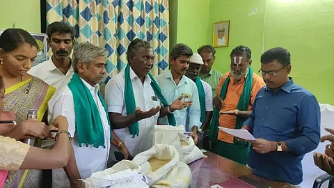 சீர்காழி வட்டாட்சியர் அலுவலகத்தில் கிராம மக்கள் கண்டன ஆர்ப்பாட்டம்