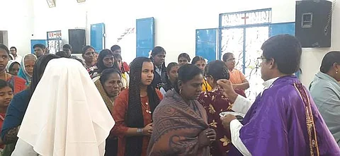 ஆலங்குளம்: தேவாலயங்களில் சாம்பல் புதன் சிறப்பு ஆராதனை