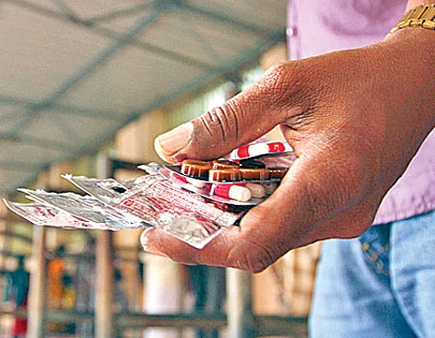 மாத்திரையை அலுமினிய உறையோடு விழுங்கிய முதியவர்: மாற்றி யோசித்த மருத்துவர்கள்