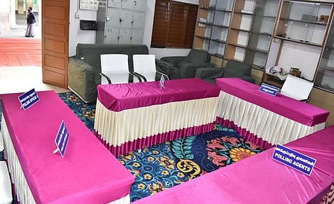 ஈரோடு இடையன்காட்டு வலசு அரசு மேல்நிலைப் பள்ளியில் அமைக்கப்பட்டுள்ள மாதிரி வாக்குச்சாவடி மையம்.