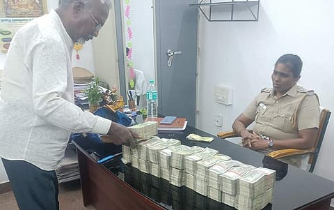 தங்க நகை வியாபாரியிடம் கட்டுக்கட்டாக பணம்...ரூ. 62 இலட்சம் பறிமுதல் செய்து காவல்துறை விசாரணை!