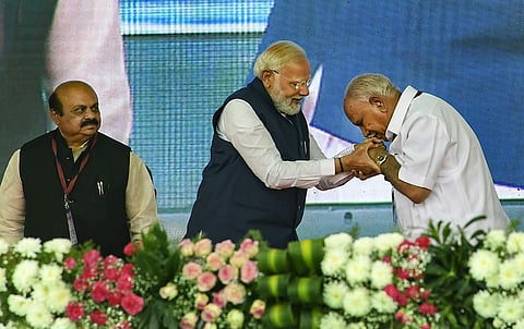 செல்லிடப்பேசி டார்ச்களை எரியவிடச் சொன்ன பிரதமர் மோடி: காரணம்?