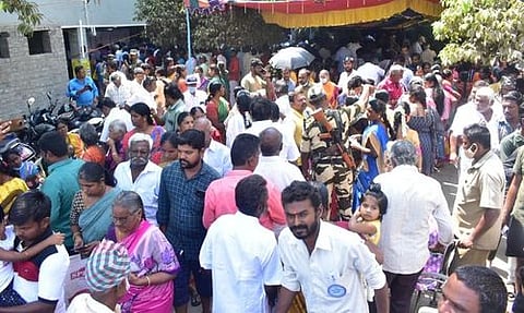 வீரப்பன்சத்திரம் அரசுப் பள்ளியில் வாக்களிக்க திரண்ட வாக்காளா்கள்.