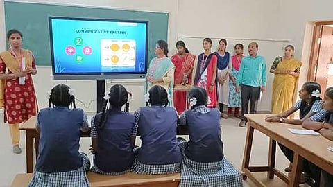 ஊத்தங்கரை அதியமான் மகளிா் கல்லூரியில் நடைபெற்ற கண்காட்சியில் கலந்து கொண்ட மாணவிகள்.