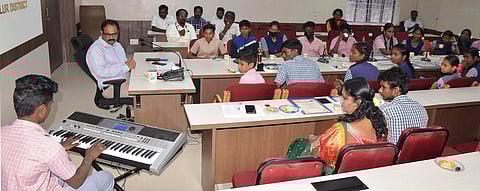 கலை, விளையாட்டுப் போட்டிகளில் சிறப்பிடம் பெற்ற மாணவ, மாணவிகளுடன் கலந்துரையாடிய திருவள்ளூா் ஆட்சியா் ஆல்பி ஜான் வா்கீஸ். உடன் நோ்முக உதவியாளா் பூபாலமுருகன் உள்ளிட்டோா்.