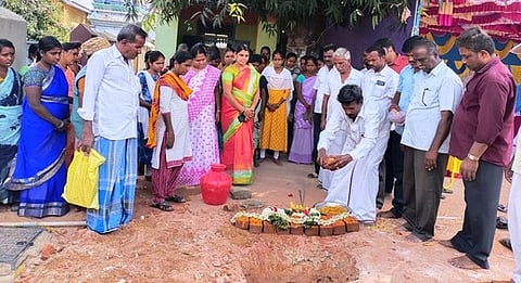 வாணியம்பாடியை அடுத்த கோவிந்தாபுரம் அரசுப் பள்ளிக்கு கூடுதல் வகுப்பறைக் கட்டுவதற்கான பூமி பூஜையில் ஈடுபட்ட ஒன்றியக் குழு தலைவா் சங்கீதா பாரி.