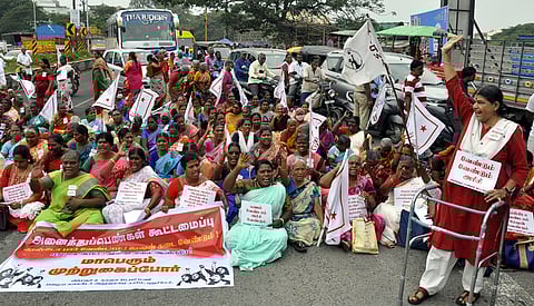 ரேஷன் கடைகளைத் திறக்கக் கோரி, புதுச்சேரியில் வியாழக்கிழமை நடைபெற்ற போராட்டத்தின் போது, சாலை மறியலில் ஈடுபட்ட மாதா் சங்கத்தினா்.